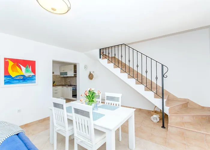 Semesterbostad House Nikolina